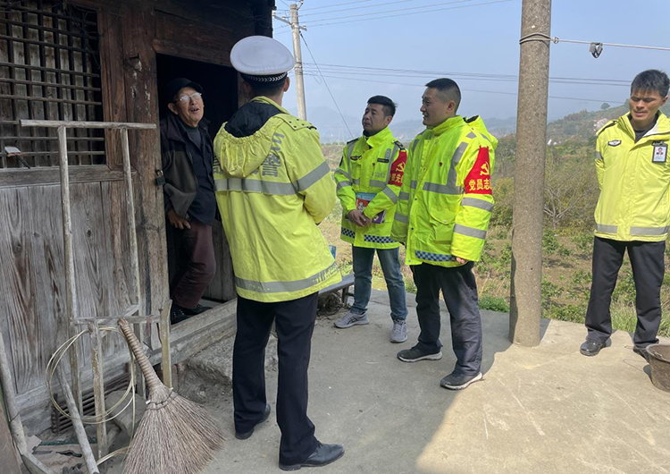 黨員先鋒聯(lián)合交警走進(jìn)群眾宣傳安全知識(shí).png